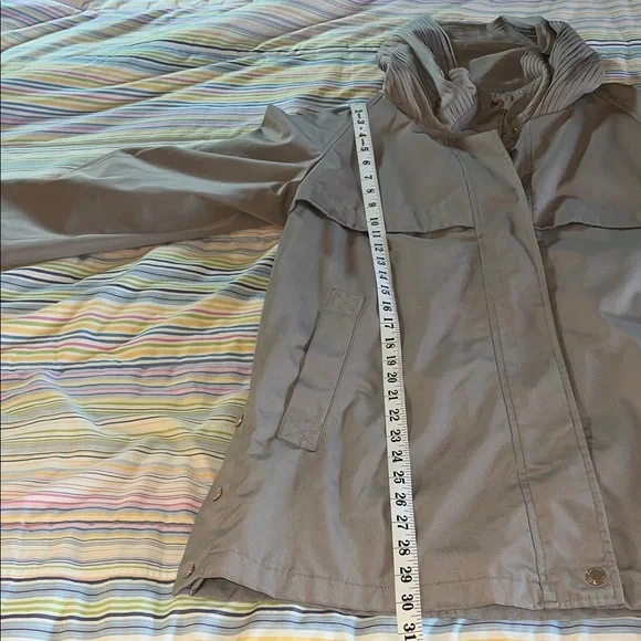 Gallery Light Gray Pleated‎ Hood Trench Coat LP - Picture 5 of 6